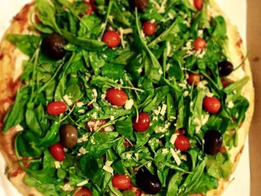 pizza Rúcula con tomates cherry